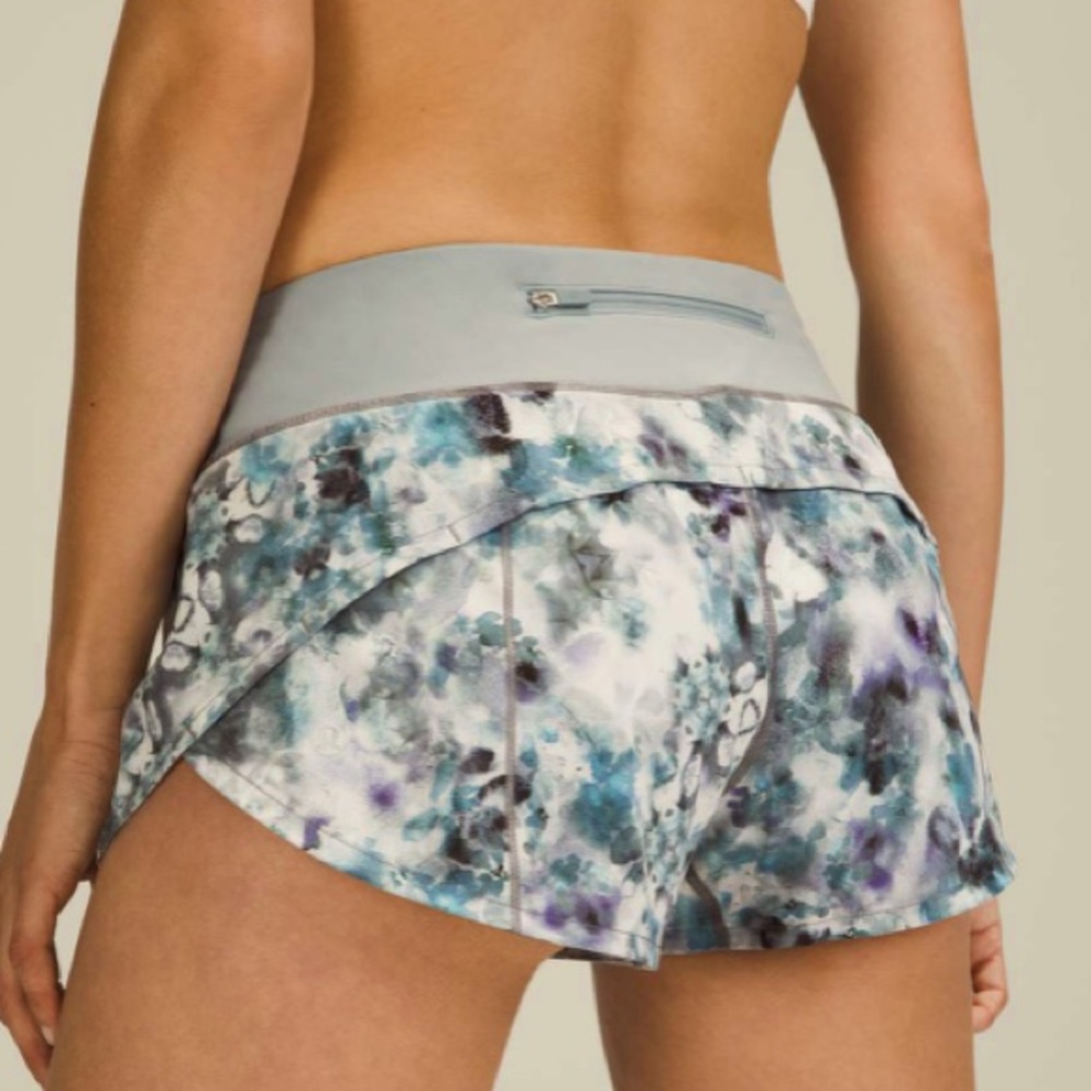 Lululemon Speed Up Low-Rise Short 2.5"
Kaleidofloral Multi ladies size 2 reg